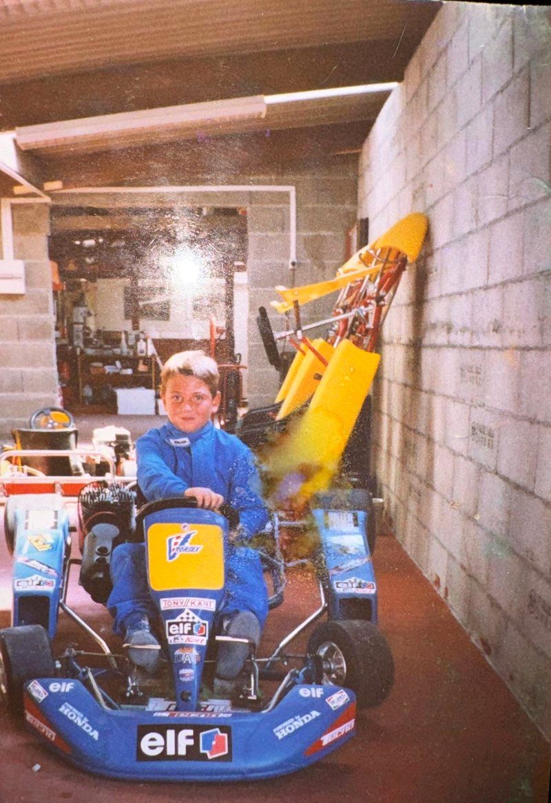 Bastien enfant au volant de son kart dans le garage du circuit de Crolles