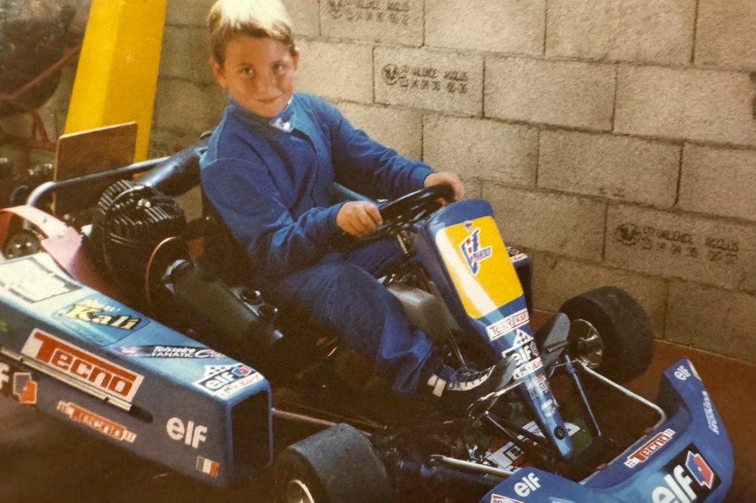 Bastien enfant assis dans son kart bleu, sur le circuit de Crolles