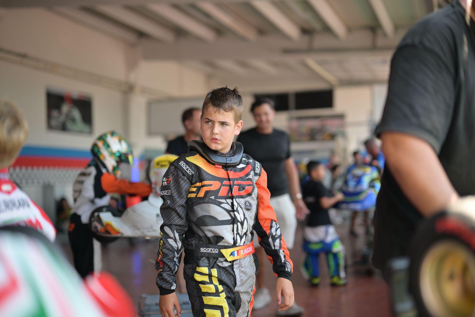 Raphaël en combinaison dans le paddock, avant une course