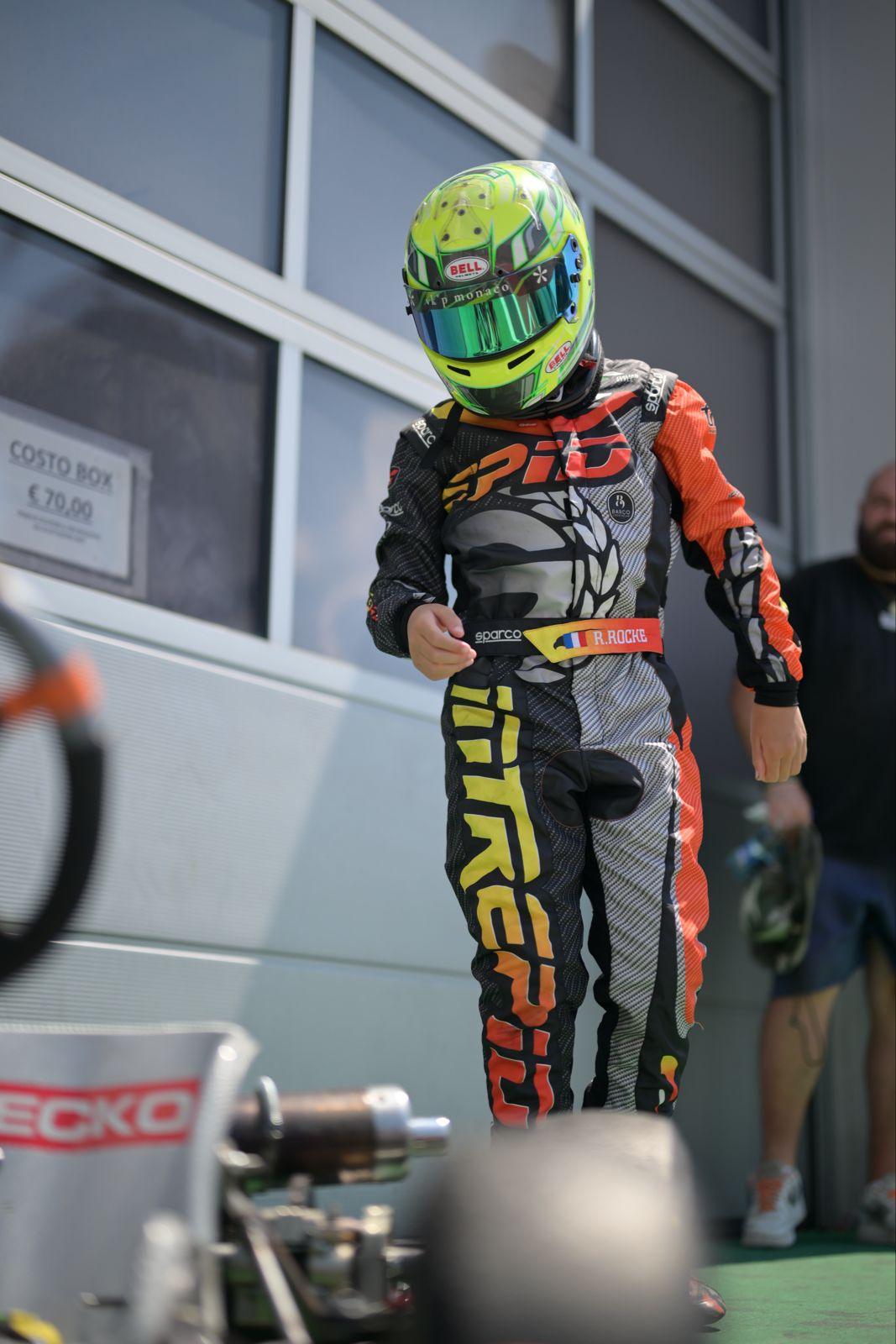 Raphaël en combinaison et casque, à la sortie du box